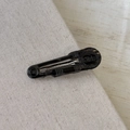 Fermaglio per capelli minimalista in acetato nero con incisione Girls su sfondo di lino beige - Nero