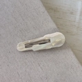 Dettaglio del fermaglio per capelli in acetato bianco perlato con scritta Girls su tessuto - Bianco Sporco