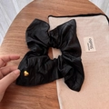 Primer plano de coletero de cuero PU negro con colgante de corazón dorado en madera - Negro
