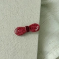 Dettaglio fermaglio per capelli a fiocco rosso scuro con glitter e strass bianchi - Rosso