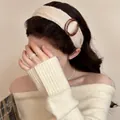 Schickes beigefarbenes Strickstirnband mit Schildpatt-Ring für hohen kranialen Look - Cremeweiß