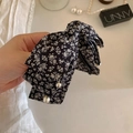 Dettaglio di fermaglio per capelli floreale con perle e perline per uno stile elegante - Nero