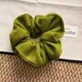 Detalle de coletero de punto verde que muestra la textura suave y la etiqueta tejida - Verde