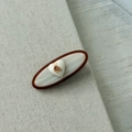 Dettaglio del fermaglio per capelli ovale vintage con orsetto su un cuore bianco - Bianco Sporco