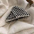 Elegante pinza per capelli pied-de-poule con perle e targhetta in metallo con incisione - Houndstooth