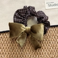 Retro braunes Karo Haargummi mit grüner Samtschleife für preppy Haar Accessoires - Schleifen Scrunchie Stil