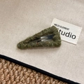 Minimalist triangular hair clip with dark green knit texture and matte black metal base - Triangle / Green
