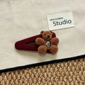 Détail de la pince à cheveux en velours avec un ours en peluche et strass brillant - Barrette Ours en Velours Rouge Foncé