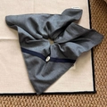 Scrunchie in tessuto a contrasto grigio e blu con bottone ed etichetta fatta a mano - Stile Nastro Sciarpa Quadrata