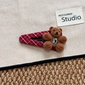 Détail d'une pince à cheveux à carreaux rouges avec un ours en peluche et une pierre - Pince Croco Ours en Tissu à Carreaux