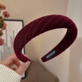 Detailansicht weinrotes Strickstirnband mit dicker Twill-Textur und Handmade-Etikett - Rot