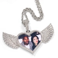 Dettaglio ciondolo portafoto cuore argento con ali d'angelo e zirconi micro-pave - Stile Argento
