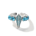 Makroaufnahme des silbernen Panther-Rings im Hip-Hop-Stil mit hellblauen Kristallen besetzt - Einstellbar Offen / Blau