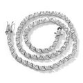 Dettaglio di una collana tennis classica da 5mm con zirconi a triangolo e chiusura sicura - 16 pollici / Argento