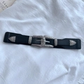 Dettaglio macro della cintura in pelle nera vintage con fibbia argentata e motivi floreali - Nero + Fibbia Argento Antico / 75
