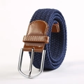 Detail eines dunkelblauen Flechtgürtels mit braunem Leder und silberner Schnalle - Blau