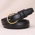 Cintura sottile in finta pelle nera con fibbia a ferro di cavallo dorata e cuciture - 100cm / Nero