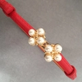 Eleganter roter Ledergürtel mit goldenen Schnallen und weißen Perlenblüten - Perlen-Steckschließe Stil / Rot