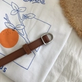Minimalistischer brauner schmaler Ledergürtel mit polierter silberner D-Ring-Schnalle - Camel