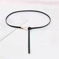Minimalistischer schmaler Taillengürtel für Damen aus schwarzem Kunstleder mit Goldperle - Schwarz