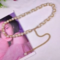 Détail de l'élégante chaîne de taille en perles avec maillons dorés et extension ajustable - Style Perle en Forme de S
