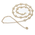 Elegante cadena de cintura de metal dorado con motivos de rosas y adornos de perlas - Estilo de Diseño de Perla de Flor Hueca