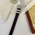 Sottile cintura vintage in pelle marrone scuro da donna con fibbia in metallo argento lucido - caffè
