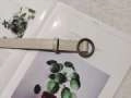 Ceinture beige minimaliste pour femme avec boucle ronde en métal sur un magazine - Style à Boucle Ronde / 105 / Beige