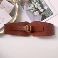 Cinturón ancho marrón vintage con grabado de cocodrilo y hebilla rectangular dorada - Camel