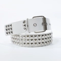 Vue détaillée d'une ceinture en cuir blanc style punk avec trois rangées de rivets carrés - Blanc