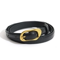 Détail d'une fine ceinture en cuir noir avec une boucle ovale dorée mate élégante - Noir
