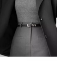 Detailopname van een minimalistische zwarte leren riem met zilveren gesp op een broek - Zwart