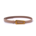Dettaglio di cintura in pelle beige con fibbia dorata opaca e cuciture fini - 105cm / Cachi