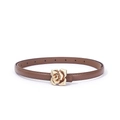 Dettaglio di una sottile cintura in pelle marrone con fibbia a rosa dorata 3D - Cammello