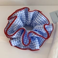 Dettaglio di scrunchie a quadretti blu e bianchi con bordo rosso e pieghe - Quadri Blu