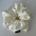 Detailed view of off-white polka dot satin scrunchie with fashion woven label - Off-white