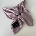 Elegante satijnen scrunchie in mauve met handgemaakte strik en chique label - Roze Paars