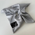 Detail van de zilvergrijze satijnen scrunchie met zijdeachtige textuur en handgemaakt label - Grijsblauw