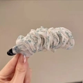 Detail der floralen Organza-Stofftextur an einer hellgrünen Bananen-Haarklammer für Damen - Creme geblümt