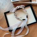Nahaufnahme von französischem Retro-Polka-Dot-Haarreif mit Chiffonband und Schleife - Rosa Weiße Punkte