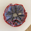 Dettaglio di un elastico a scacchi con bordi cuciti rossi ed etichetta Hand Made - Righe Rosse e Blu