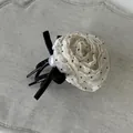 Pinza per capelli a fiore francese con petali in chiffon a pois e fiocco di velluto - Clip a Becco d'Anatra con Fiore