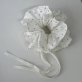 Nahaufnahme eines weißen gepunkteten Scrunchie mit langen Bändern im koreanischen Stil - Weiß
