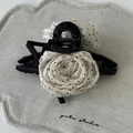 Dettaglio delle rose in mesh a pois su un elegante fermaglio per capelli nero - Molletta Per Capelli A Fiore