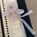 Détail de la pince à cheveux à nœud rose à pois avec rubans voilés et strass brillants - Rose