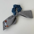 Detalle de coletero vaquero azul con lazo de cuadros blanco y negro y bordado de perrito - Coletero con Cinta