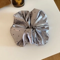 Dettaglio del grande elastico per capelli in raso grigio a pois con finitura setosa - Scrunchie Grigio