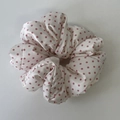 Detail eines Satin-Haargummis mit rosa Punkten auf creme Stoff und weicher Textur - Großes Rosa Punktiertes Haargummi