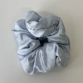 Detail eines hellblauen Scrunchie mit Polka-Dots, Satin-Textur und bauschigem Design - Großes Hellblaues Punktiertes Haargummi