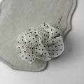 Detalle de una pinza para el cabello de malla con lunares y pliegues de gasa francesa - Blanco Roto